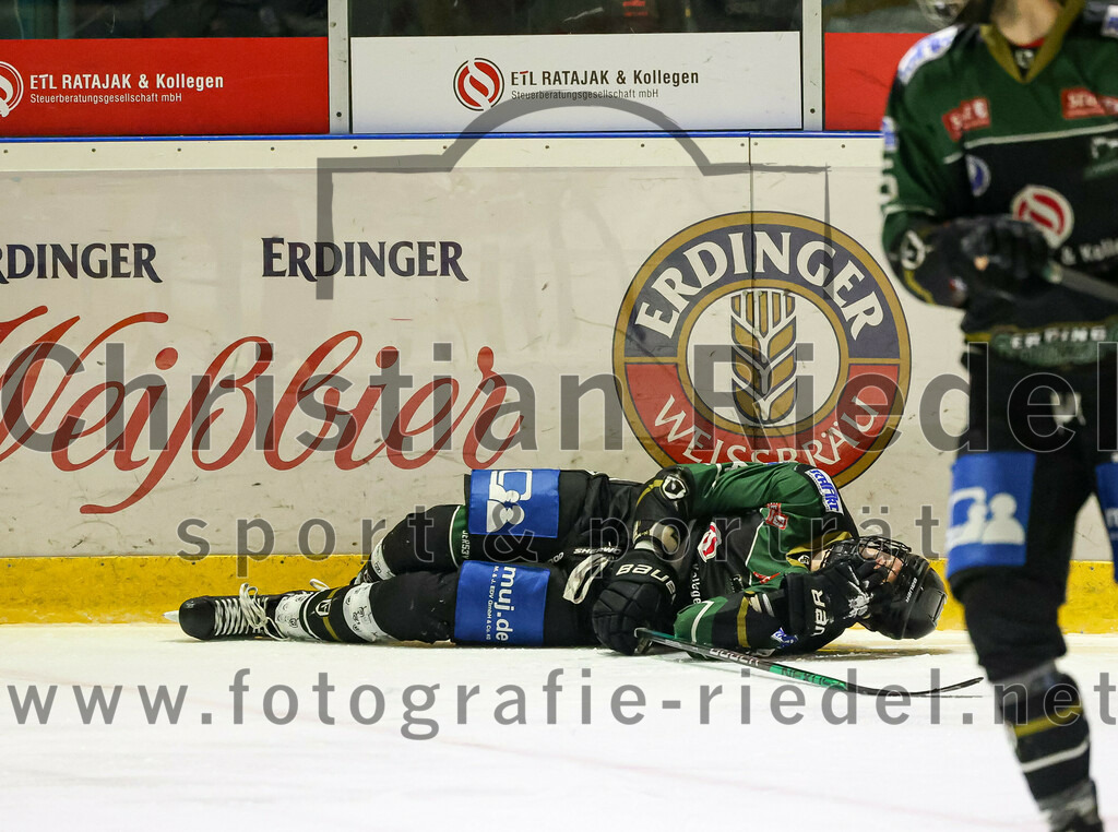 2023-03-07_050_TSV_Erding_gegen_ESC_Kempten | Erding, Deutschland, 07.03.2023:
Eishockey, Bayernliga Playoffs 2022 / 2023, Viertelfinale, TSV Erding gegen ESC Kempten, Endergebnis: 9:3

Simon Franz (Erding Gladiators, #4)

Foto: Christian Riedel / fotografie-riedel.net