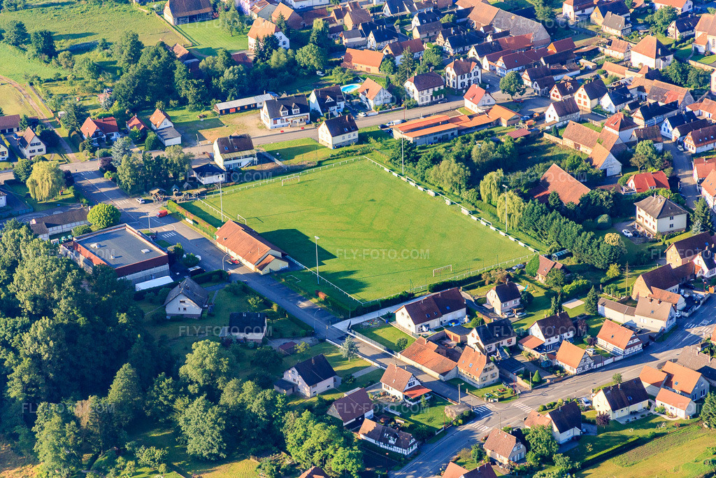 Aerial view: Football pitch in the village center in Riedseltz in the state Bas-Rhin, France. – Photo: IMG_089957.jpg taken on 06/26/2016 by Werner Riehm/FLY-FOTO.com – Resolution of the original: 5264 x 3510 px