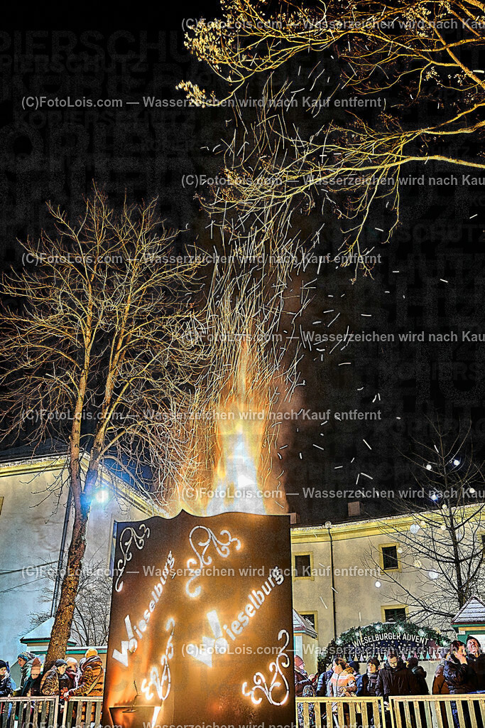 ALP9551_Wieselburger ADVENT_Wintersonnenwendfeuer | (C)FotoLois.com, Alois Spandl, Wieselburger Advent, Wintersonnenwendfeier mit Umzug durch die Stadt, Sonnenwendfeuer und Perchtenlauf mit Show im Schlosspark, Mitwirkung der Partnergemeinde EINBECK, Sa 17. Dezmber 2022.