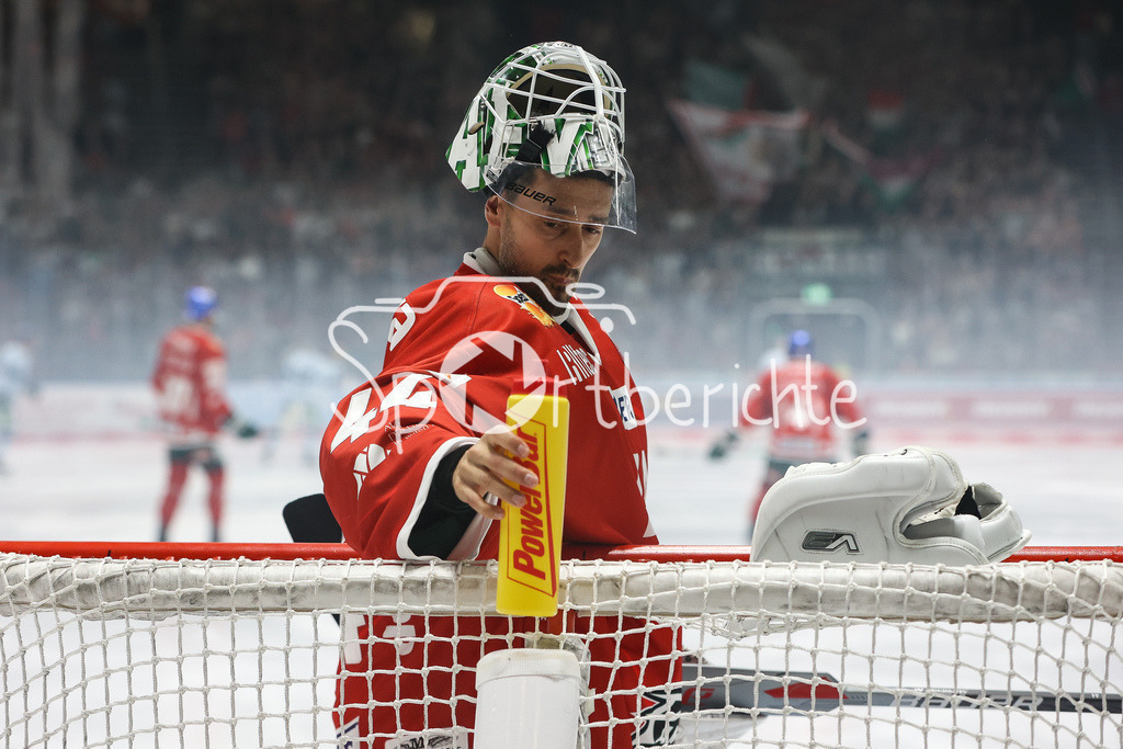 Augsburger Panther - Straubing Tigers | Dennis ENDRAS (AEV #44) macht vor der Partie gegen Straubing noch sein Ritual