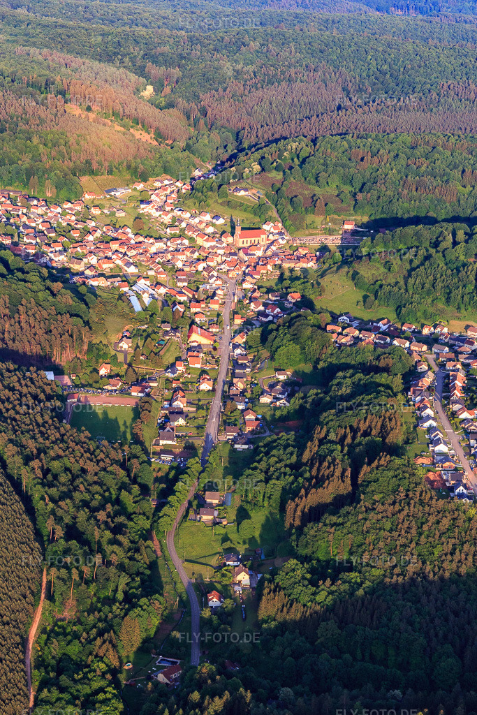 Luftbild: Ortsansicht von Westen in Soucht im Bundesland Moselle in Frankreich. – Foto: IMG_107277.jpg vom 18.05.2018 durch Werner Riehm/FLY-FOTO.de – Auflösung des Originals: 3387 x 5081 px