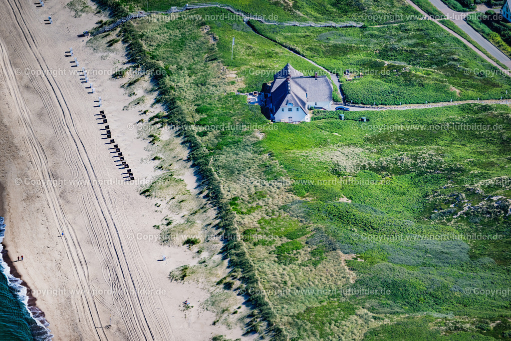 Sylt_Rantum_Sölring_Hof_ELS_9498210625 | SYLT 21.06.2025 Gebäudekomplex der Hotelanlage " SÖL`Ring Hof " im Ortsteil Rantum (Sylt) in Sylt auf der Insel Sylt im Bundesland Schleswig-Holstein, Deutschland. Weiterführende Informationen bei: Sölring Hof. // Complex of the hotel building " SOeL`Ring Hof " in the district Rantum (Sylt) in Sylt on Island Sylt in the state Schleswig-Holstein, Germany. Further information at: Soelring Hof. Foto: Martin Elsen