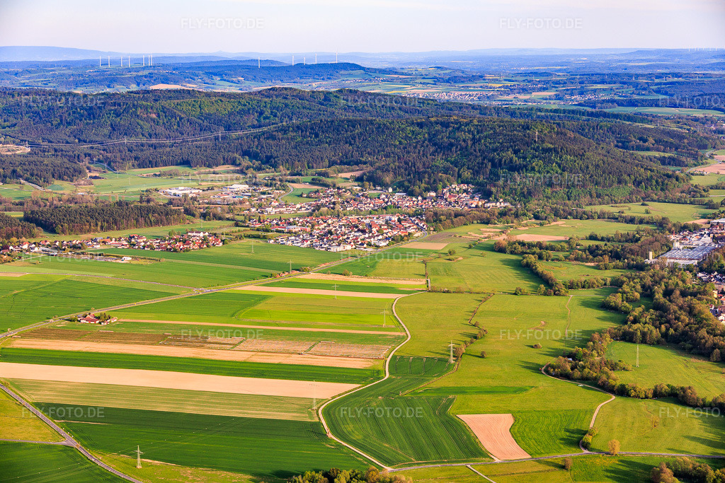 Luftbild: Ortsansicht aus Norden im Ortsteil Neundorf in Mitwitz im Bundesland Bayern in Deutschland.Foto: IMG_155918.jpg vom 02.05.2026 durch Werner Riehm/FLY-FOTO.deAuflösung des Originals: 6000 x 4000 px