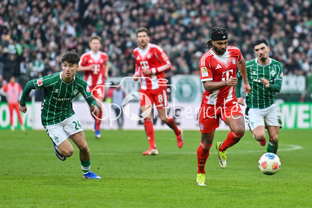 SV Werder Bremen - FC Bayern München | BREMEN, GERMANY - 14. FEBRUARY: im Duell Patrice COVIC (SV Werder Bremen 24) und Serge GNABRY (FC Bayern Munich 7) / Einzelfoto / Freisteller während dem Bundesligamatch zwischen dem SV Werder Bremen und dem FC Bayern München am 22. Spieltag im Weserstadion / DFL REGULATIONS PROHIBIT ANY USE OF PHOTOGRAPHS AS IMAGE SEQUENCES AND/OR QUASI-VIDEO