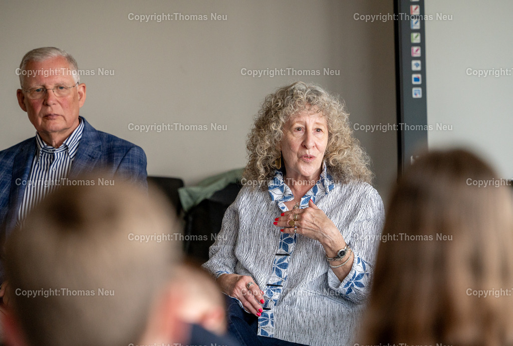 Zeitzeugin-Rochelle-kahn-KKS-Fotografie-Thomas-Neu-20 | m Montag, den 20.4.2026 findet in der Karl-Kübel-Schule (KKS) in Bensheim ein besonderes Gespräch statt. Die Schülerinnen und Schülern aus zwei Geschichtskursen, der KKS  des Goethe Gymnasiums Bensheim (trafen Mrs. Rochelle Kahn aus Toronto (Kanada) zu einem Zeitzeugengespräch. Mrs. Kahn ist die Tochter von Ernst Kahn, der 1925 in Lorsch geboren wurde, und den seine Eltern im Alter von 13 Jahren nach dem Novemberpogrom 1938 zusammen mit seinem 10-jährigen Bruder mit einem Kindertransport nach England schickten.  Das Treffen arrangiert und vorbereitet hat Thilo Figaj (links) , Vorstzender des Heimat- und Kulturvereins Lorsch  ,Bild: THomas Neu
