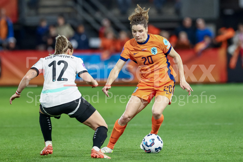 Fussball, UEFA Women s Nations League, Deutschland - Österreich | v.li.: Laura Wienroither (Österreich, 12) und Dominique Janssen (Niederlande, 20) im Zweikampf, Duell, Dynamik, Aktion, Action, Spielszene