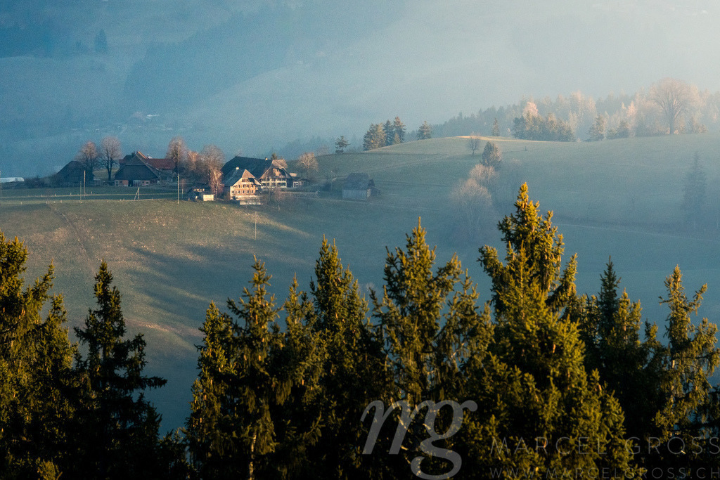 lonely farm house in the hills of Emmental | Die ideale Geschenkidee für Naturliebhaber. Naturbilder von Marcel Gross Photography für ihr Zuhause in den verschiedensten Formaten und Materialien. - Realisiert mit Pictrs.com