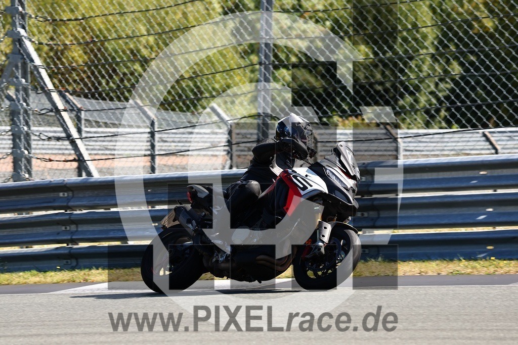 0021-20250915_00602 | Schöne Erinnerungen an spannende Momente - das festzuhalten ist unser Job. PIXELrace.de ist seit 2003 auf den Rennstrecken Europas unterwegs um die Action draußen beim Fahren und die wunderbare Stimmung imm Fahrerlager für euch einzufangen.