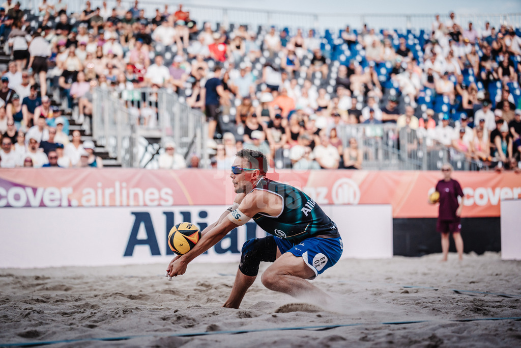 Beachvolleyball | Männer | Deutsche Meisterschaften 2025 Timmendorfer Strand | 04.09.2025 | David Poniewaz nimmt den Ball an