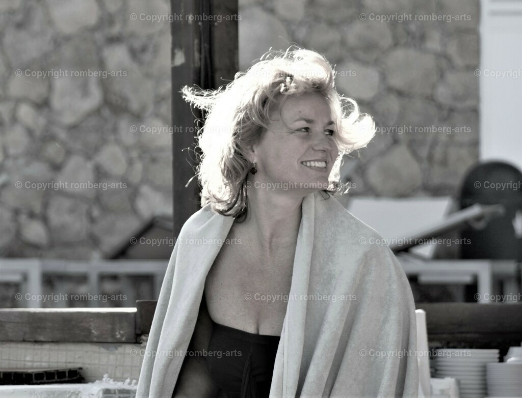 Erwartung | lächelnde Frau, erwartungsvoll lächelnde Frau 