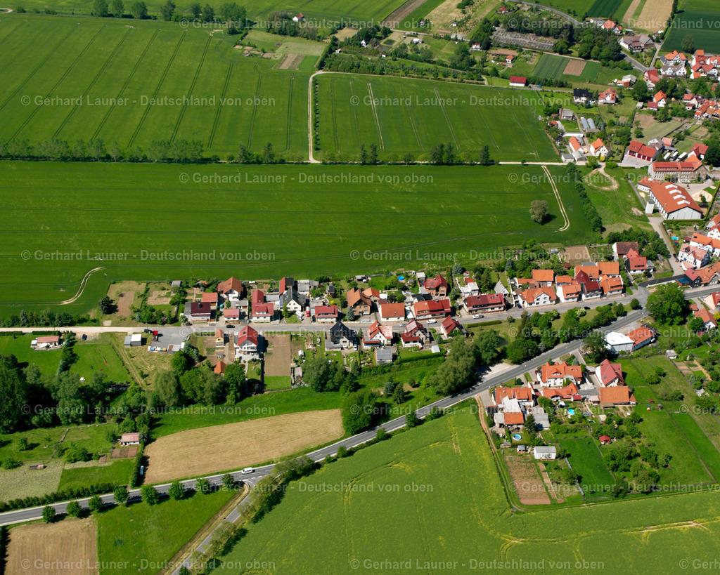 2634457 | GERNRODE 09.06.2006 Landwirtschaftliche Nutzflächen und Feldgrenzen  umsäumen das Siedlungsgebiet des Dorfes in Gernrode im Bundesland Thüringen, Deutschland // Agricultural land and field boundaries surround the settlement area of the village  in Gernrode in the state Thuringia, Germany Foto: Gerhard Launer