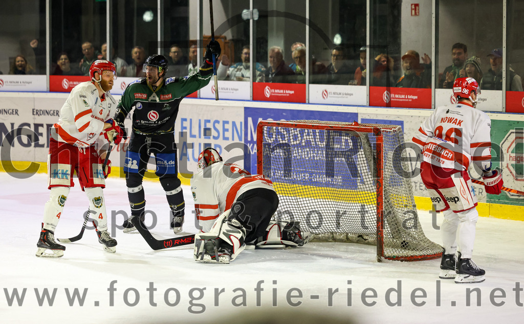 2023-03-19_108_TSV_Erding_gegen_TEV_Miesbach | Erding, Deutschland, 19.03.2023:
Eishockey, Bayernliga Playoffs 2022 / 2023, Halbfinale, TSV Erding gegen TEV Miesbach, Endergebnis: 

Johannes Bacher (TEV Miesbach, #4), Thomas Plihal (Erding Gladiators, #39), Timon Ewert (TEV Miesbach, #34), Andreas Nowak (TEV Miesbach, #96)

Foto: Christian Riedel / fotografie-riedel.net