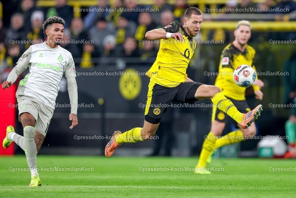 BVB13012601039 | 13.01.2026, Fußball, Borussia Dortmund - SV Werder Bremen,, 1. Fußball Bundesliga, 17. Spieltag, Signal Iduna Park, Saison 2025 2026: Yukinari Sugawara (SV Werder Bremen #03) streckt sich im Zweikampf gegen  Justin Njinmah (SV Werder Bremen #11)  DFB regulations prohibit any use of photographs as image sequences and or quasi-video.