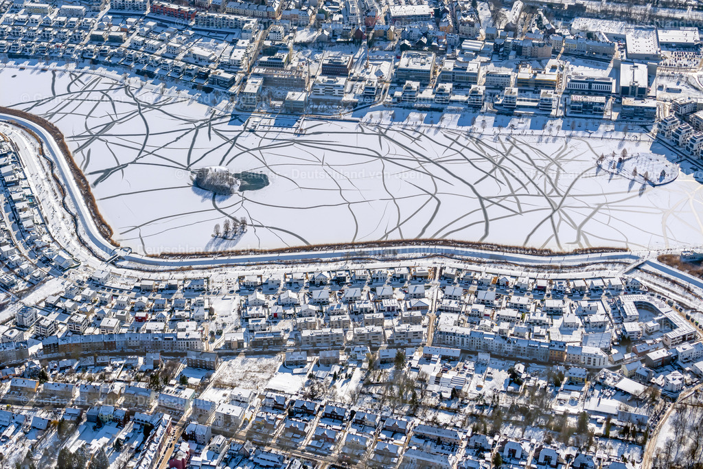 4043771 | DORTMUND 13.02.2021 Winterlich schneebedeckte Spuren auf der gefrorenen und mit Eis bedeckte Wasseroberfläche Phoenix See im Ortsteil Hörde in Dortmund im Ruhrgebiet im Bundesland Nordrhein-Westfalen, Deutschland. Weiterführende Informationen bei: DSW21 Dortmunder Stadtwerke AG. // Wintry snowy traces on the frozen and ice-covered water surface PhoenixSee in the district Hoerde in Dortmund at Ruhrgebiet in the state North Rhine-Westphalia, Germany. Further information at: DSW21 Dortmunder Stadtwerke AG. Foto: Gerhard Launer