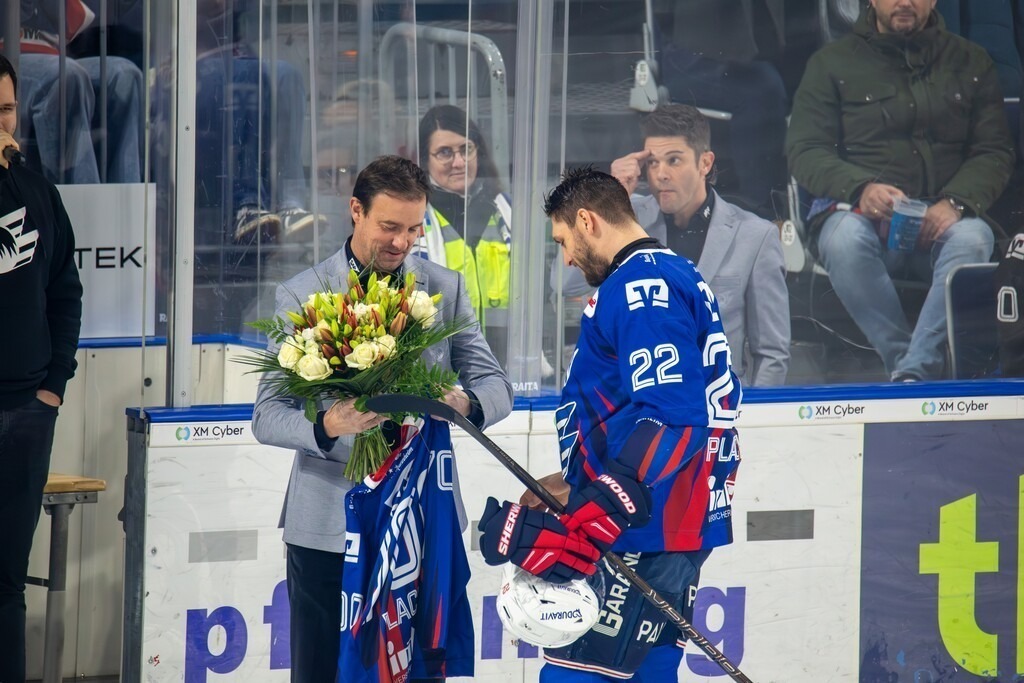 DEL, Deutsche Eishockey Liga Saison 2024/25, 28. Spieltag: Adler Mannheim gegen Red Bull München. Bild: Matthias Plachta wird vor dem Spiel für sein 700. DEL-Spiel geehrt | DEL, Deutsche Eishockey Liga Saison 2024/25, 28. Spieltag: Adler Mannheim gegen Red Bull München. Bild: Matthias Plachta wird vor dem Spiel für sein 700. DEL-Spiel geehrt - Realisiert mit Pictrs.com