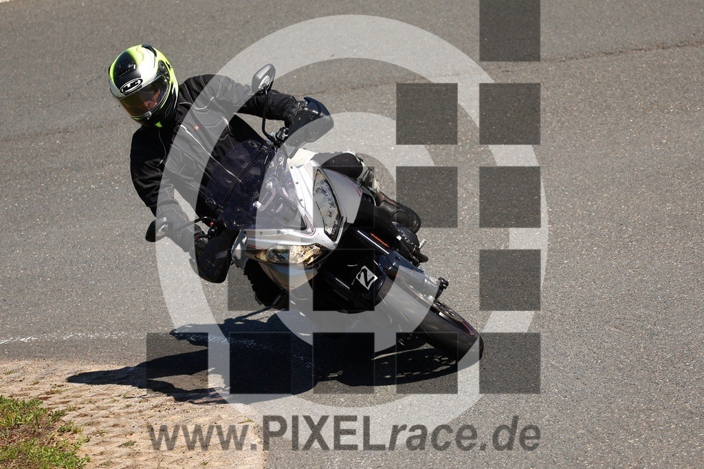 0210-20250512_01017 | Schöne Erinnerungen an spannende Momente - das festzuhalten ist unser Job. PIXELrace.de ist seit 2003 auf den Rennstrecken Europas unterwegs um die Action draußen beim Fahren und die wunderbare Stimmung imm Fahrerlager für euch einzufangen.