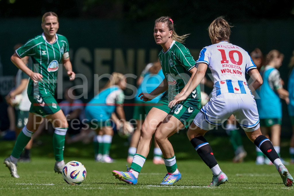 Fussball, Testspiel Frauen, SV Werder Bremen - SC Heerenveen | v.li.: Juliane Wirtz (SV Werder Bremen, 28) und Sterre Kroezen (SC Heerenveen, 10) im Zweikampf, Duell, Dynamik, Aktion, Action, Spielszene