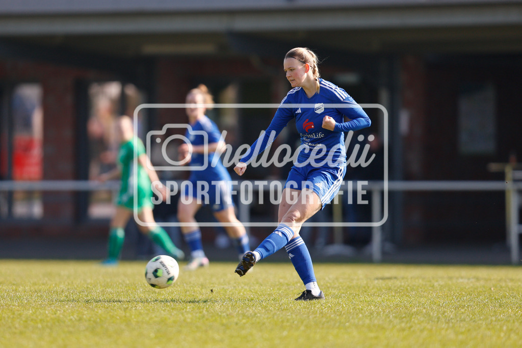 Fußball I Frauen I Saison 2025-2026 I Oberliga Niedersachsen I 17. Spieltag I TuS Lutten - BW Hollage-32 | Stine Blancke (4, BW Hollage) Passt den Ball zur Mitspielerin. - Realisiert mit Pictrs.com