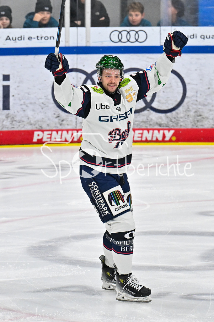 ERC Ingolstadt - Eisbären Berlin | INGOLSTADT, GERMANY - 18. DECEMBER: Jubel der Gäste nach dem Treffer zum 0-1 durch Markus VIKINGSTAD (Eisbären Berlin 37) / Tor / Torschuetze / Freude / Happy während dem Match zwischen dem ERC Ingolstadt und den Eisbären Berlin am 29. Spieltag der Penny DEL in der Saturn Arena