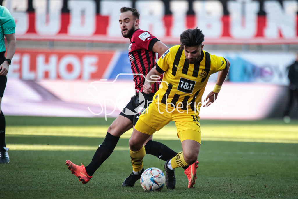 FC Ingolstadt - Borussia Dortmund Amateure | Marcel CORSTLY (FCI #22) im Duell mit Antonios PAPADOPOULOS (BVB #18) / DFL REGULATIONS PROHIBIT ANY USE OF PHOTOGRAPHS AS IMAGE SEQUENCES AND/OR QUASI-VIDEO