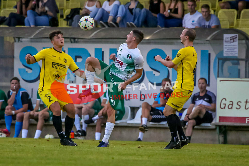 SV Feldkirchen - SC Launsdorf 2-1, Unterliga Ost | Tim Oman (SV Feldkirchen #9) Davor Ponjavic (SC Launsdorf #2) Manuel Leitgeb (SC Launsdorf, K #4) SV Feldkirchen - SC Launsdorf 2-1 am 23.08.2023 in Feldkirchen
(Modehaus NIMO Arena), Austria, (Photo by Ernst Krawagner sport-fan.at) - Realisiert mit Pictrs.com