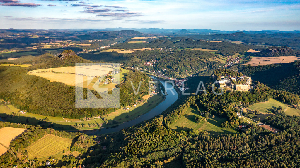 Wandbild-Panorama-Lilienstein-Festung-Koenigstein-DJI_0192 | Lilienstein und Festung Königstein – Sommerstimmung über der Sächsischen Schweiz im Elbsandsteingebirge - Realisiert mit Pictrs.com