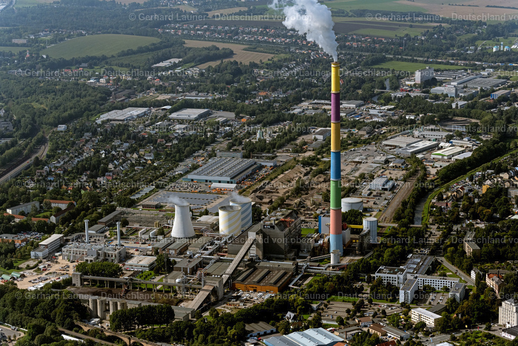 4060550 | CHEMNITZ 07.09.2021 Kraftwerksanlagen und Abgas- Türme des Heizkraftwerkes mit buntem Schornstein " Chemnitzer Esse " im Ortsteil Furth in Chemnitz im Bundesland Sachsen, Deutschland. Weiterführende Informationen bei: eins energie in sachsen GmbH &amp; Co. KG. // Power plants and exhaust towers of thermal power station with buntem Schornstein " Chemnitzer Esse " in the district Furth in Chemnitz in the state Saxony, Germany. Further information at: eins energie in sachsen GmbH &amp; Co. KG. Foto: Gerhard Launer