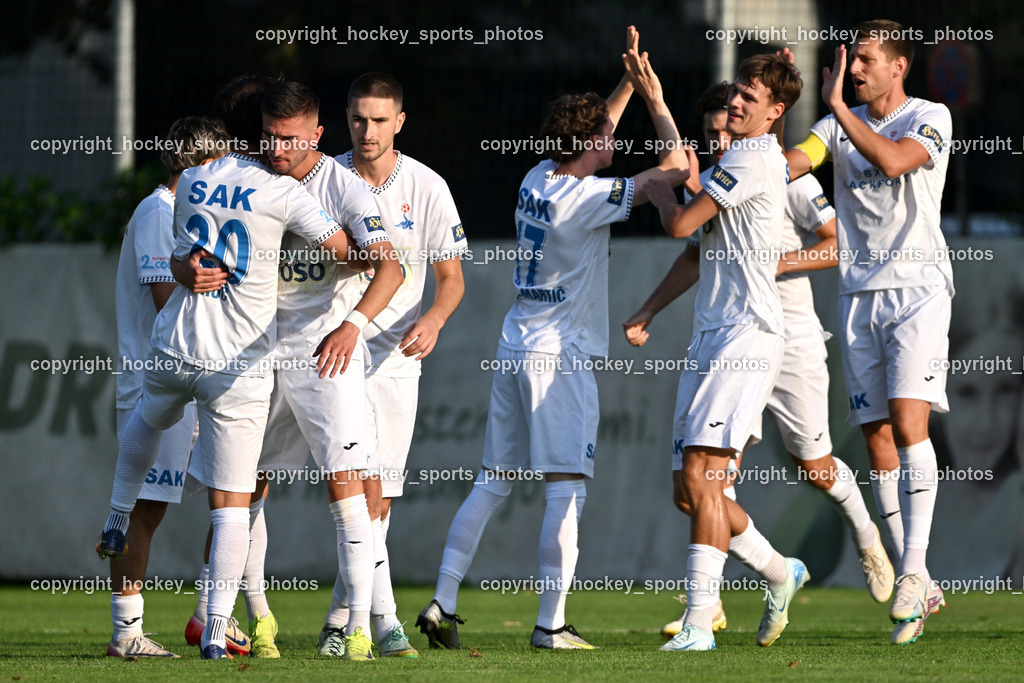 SAK vs. SV Dellach Gail | Jubel SAK Mannschaft, #7 Hrvoje Jakovljevic SAK, #10 Nando Lupar SAK, #23 Zan Kumer SAK, #20 Marko Huc SAK, #17 Jan Sasa Ogris-Martic SAK, #22 Leo Ejup SAK, SAK vs. SV Dellach Gail, SAK vs. SV Dellach Gail am 14.08.2025 in Klagenfurt (Sportpark Welzenegg), Austria, (Photo by Bernd Stefan)