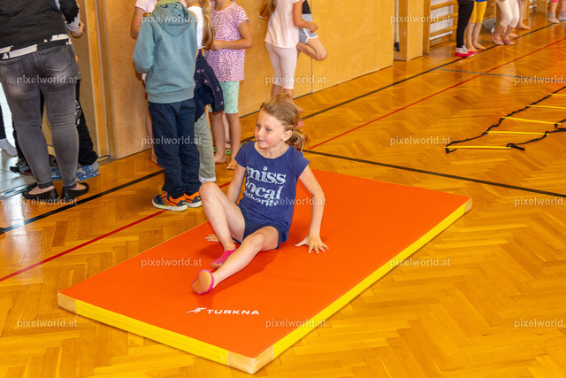 Sport in der Volksschule mit Sabrina Wrann | Bildershop von pixelworld.at - Realisiert mit Pictrs.com