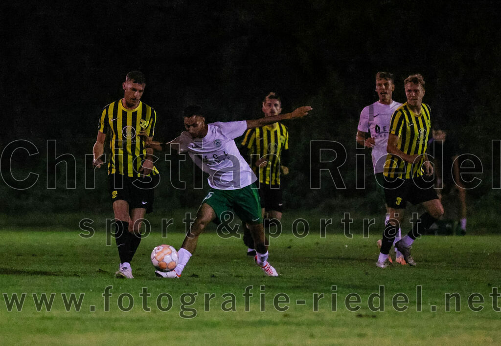 2023-09-15_053_FC_Moosinning_gegen_SV_Waldperlach | Moosinning, Deutschland, 15.09.2023:
Fußball, Bezirksliga Oberbayern Ost 2023 / 2024, 9. Spieltag, FC Moosinning gegen SV Waldperlach, Endergebnis: 0:1

Florian Jakob (FC Moosinning, #10), Abdelaziz Abdane (SV Waldperlach, #6)

Foto: Christian Riedel / fotografie-riedel.net