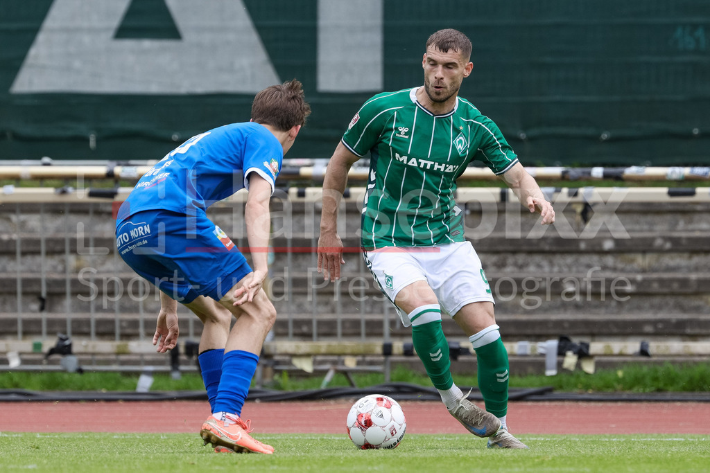 Fussball, Regionalliga Nord, SV Werder Bremen II - SSV Jeddeloh | v.li.: Hugo Brandes (SSV Jeddeloh, 15) und Christian Stark (SV Werder Bremen II, 9) im Zweikampf, Duell, Dynamik, Aktion, Action, Spielszene