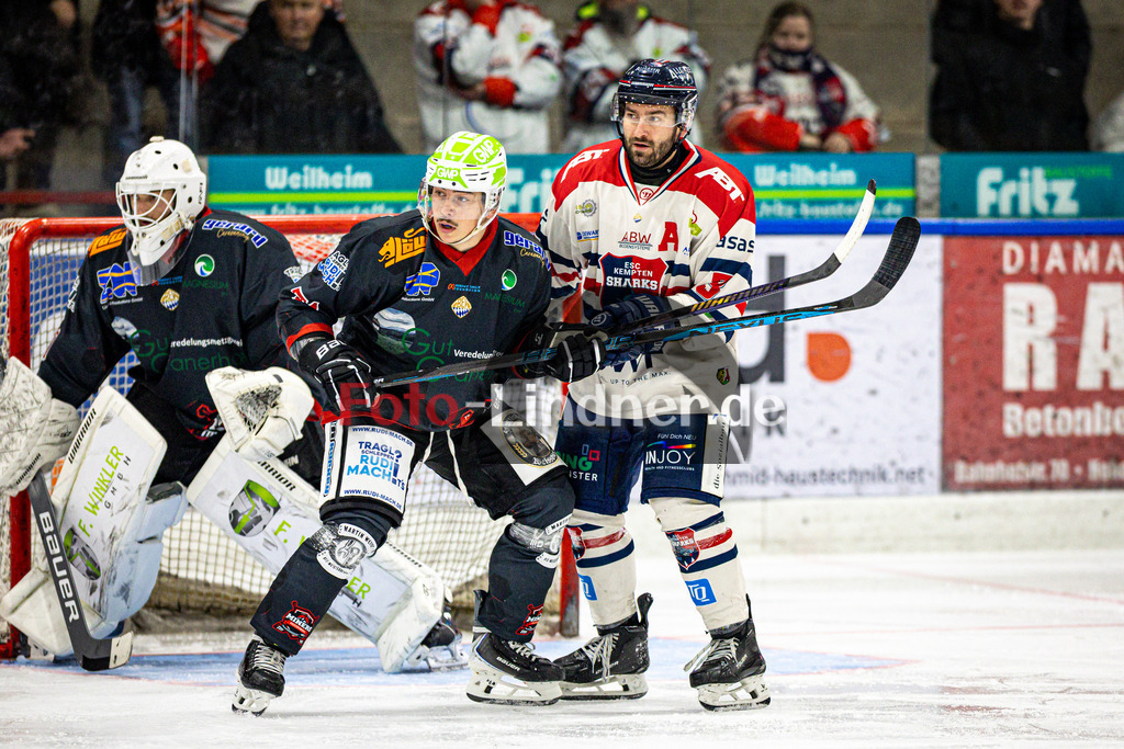 Peißenberg MINERS gegen ESC Kempten SHARKS | Eishockey Bayernliga 2025/26 Vorrunde 12. Spieltag, Peißenberg MINERS gegen ESC Kempten SHARKS, 20251121,Zweikampf,2025-11-21 in Peißenberg (flatbuy Arena Peißenberg), Manuel SINGER (MINERS 71), Timo SCHIRMACHER (SHARKS 3)Copyright: WolfgangxLindner www.foto-lindner.de