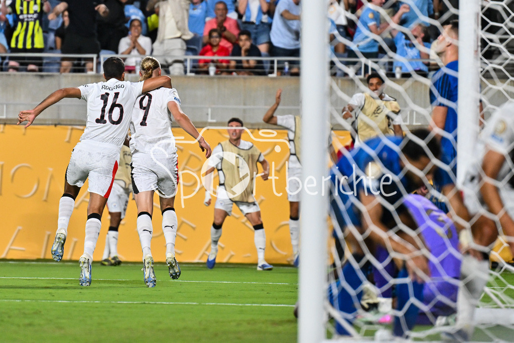 Manchester City - Al-Hilal SFC | Jubel der Englaender nach dem Treffer zum 2-2 Ausgelich durch Erling HAALAND (Manchester City 9) / Tor / Torschuetze / Freude / Happy / FIFA Club World Cup: Manchester City - Al-Hilal SFC, Camping World Stadium am 30.06.2025 / NOT FOR SALE IN USA
