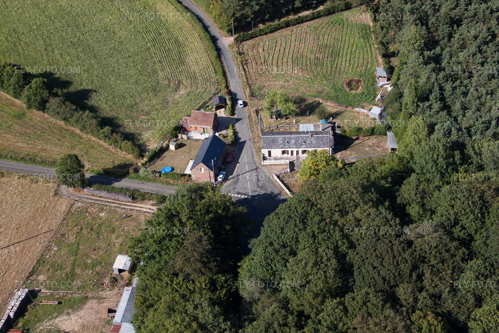 Aerial view: View of the town in Semur-en-Vallon in the state Sarthe, France. – Photo: IMG_20125.jpg taken on 07/31/2009 by Werner Riehm/FLY-FOTO.com – Resolution of the original: 4752 x 3168 px