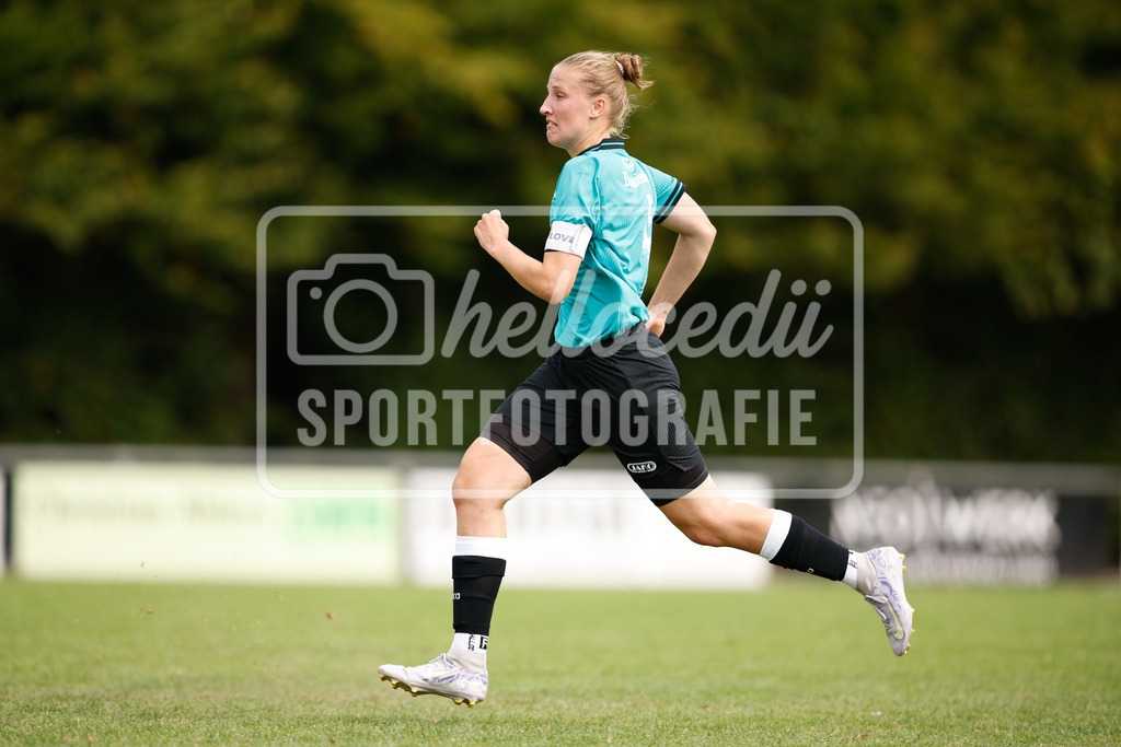 Fußball I Frauen I Westfalenpokal 26-27 I DJK GW Amelsbüren - SSV Rhade  I 18749 | Lea Baumeister (4, SSV Rhade) im Sprint. - Realisiert mit Pictrs.com