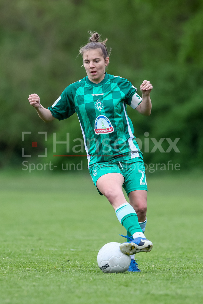 Fussball, Testspiel Frauen, ATS Buntentor - SV Werder Bremen | v.li.: Rieke Dieckmann (SV Werder Bremen, 22) am Ball, Freisteller, Einzelbild, Ganzkörper, Aktion, Action, Spielszene