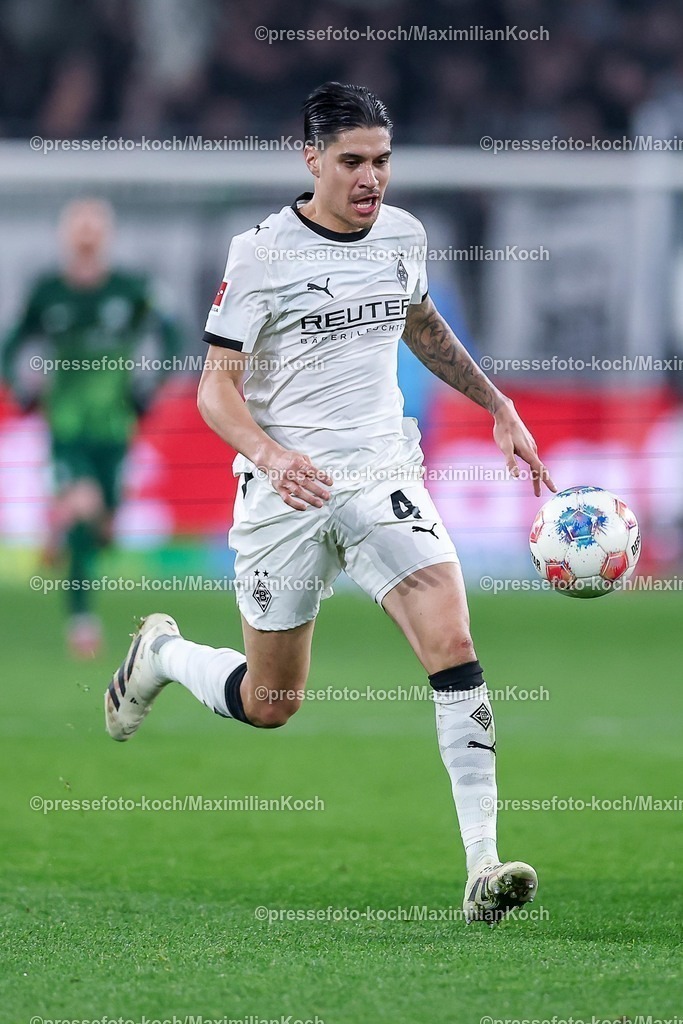 BMG13122502152 | 13.12.2025, Fußball, Borussia Mönchengladbach - VfL Wolfsburg, 1. Fußball Bundesliga, 14.Spieltag, Borussia-Park, Saison 2025 2026: Kevin Diks&nbsp;(Borussia Mönchengladbach #04)  DFB regulations prohibit any use of photographs as image sequences and or quasi-video.