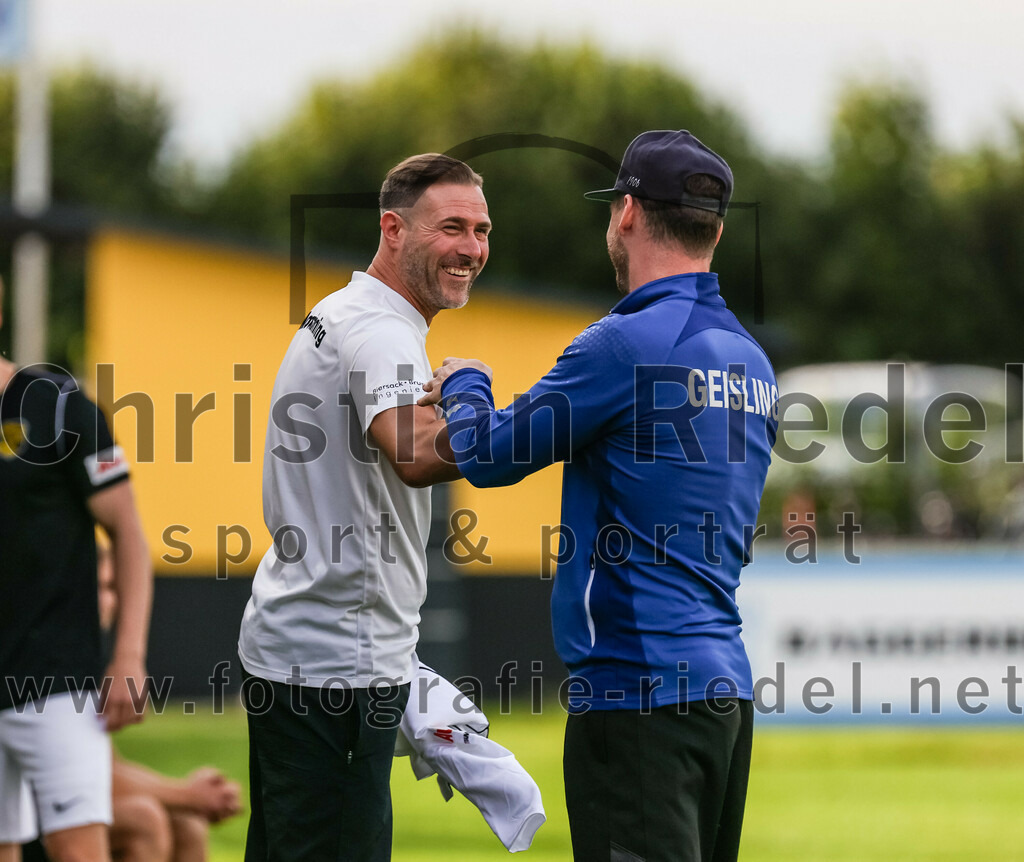 2023-08-08_004_FC_Moosinning_gegen_FC_Langengeisling | Moosinning, Deutschland, 08.08.2023:
Fußball, Bezirksliga Oberbayern Ost 2023 / 2024, 3. Spieltag, FC Moosinning gegen FC Langengeisling, Endergebnis: 0:4

Trainer Christoph Ball (FC Moosinning), Co-Trainer Douglas Wilson (FC Langengeisling)

Foto: Christian Riedel / fotografie-riedel.net