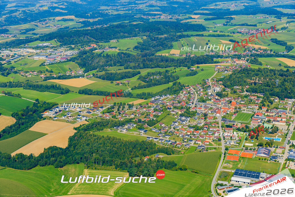 Luftaufnahme von Büchlberg - Die Luftaufnahme wurde 2025 vom UL-Flugzeug heraus erstellt ( keine Drohne ) - Hochauflösende Luftaufnahme - für professionelle Ausdrucke geeignet. Die Geschenkidee !Mit Lizenz und Bildrechte bestellbar