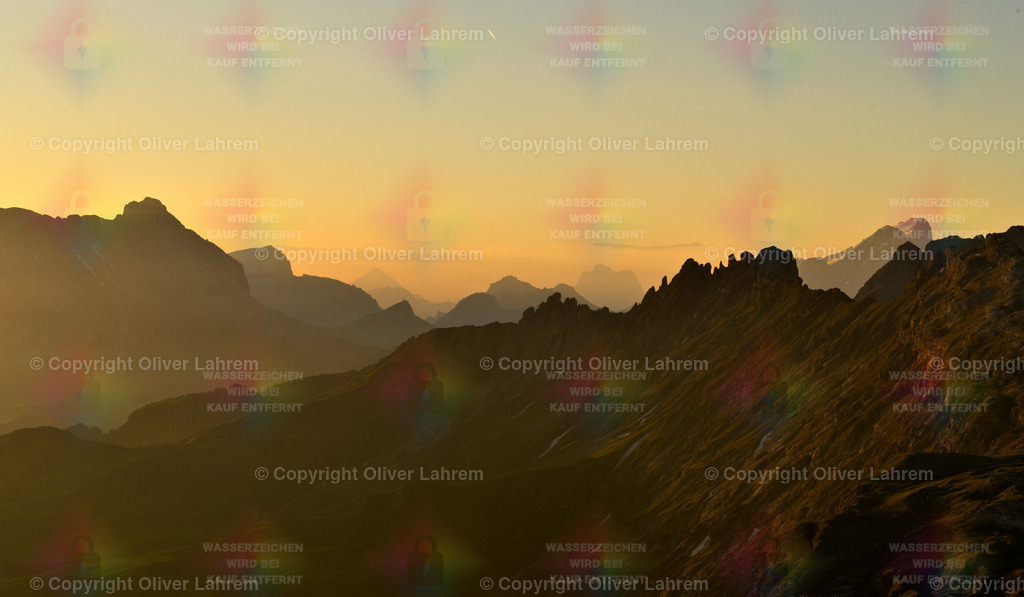 Dolomiten Panorama zur Goldenen Stunde | Das Schlernplateau im Goldenen Morgenlicht und der Blick reicht vom Langkofel, Pelmo, Marmolata bis zum Rosengarten.