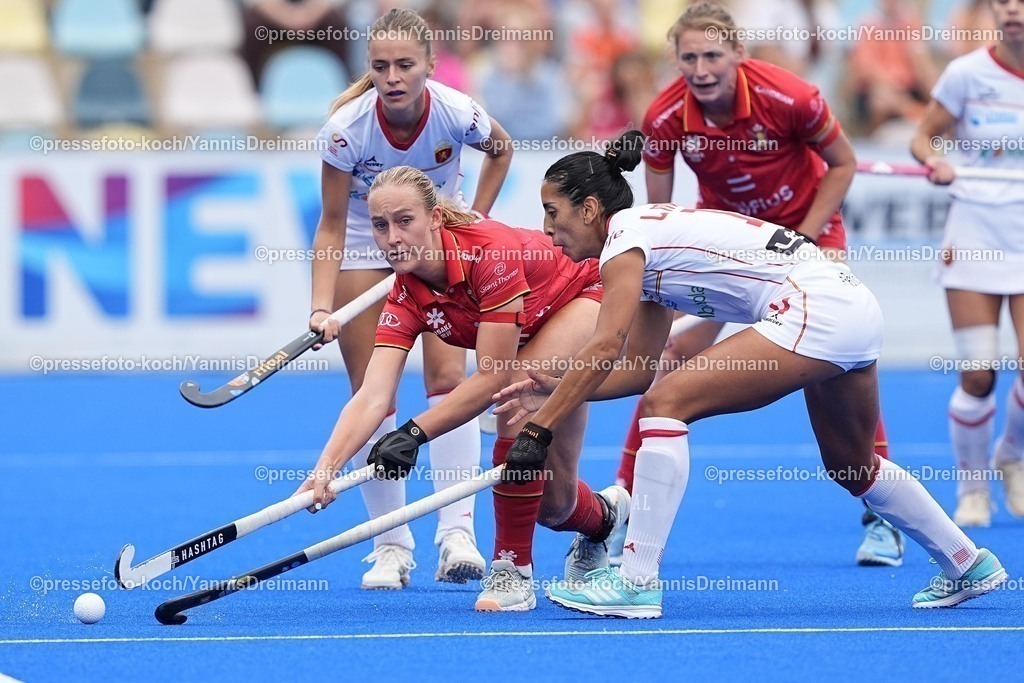 xydrx17082502002 | 17.08.2025, xydrx, Frauen EuroHockey Championship 2025, Spiel um Platz 3, Spanien - Belgien, Sparkassenpark Mönchengladbach: Lisa Moors (BEL #28) im Zweikampf gegen Luciana Molina (ESP #17) und Berta Serrahima (ESP #5)