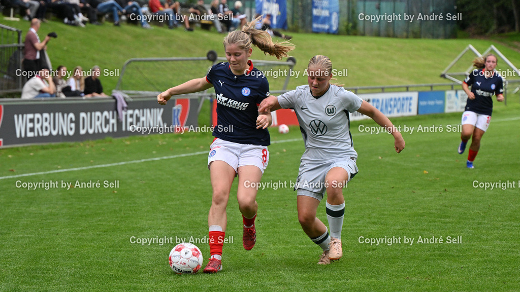 Holstein Kiel vs VfL Wolfsburg II | Ronja Jürgensen (Holstein #8) vs Annika Müller (Wolfsburg #25) / Fußball-Regionalliga Nord Frauen 2026/2027 / Holstein Kiel vs VfL Wolfsburg II / Waldwiese / Kiel / 13.09.26 - Realisiert mit Pictrs.com
