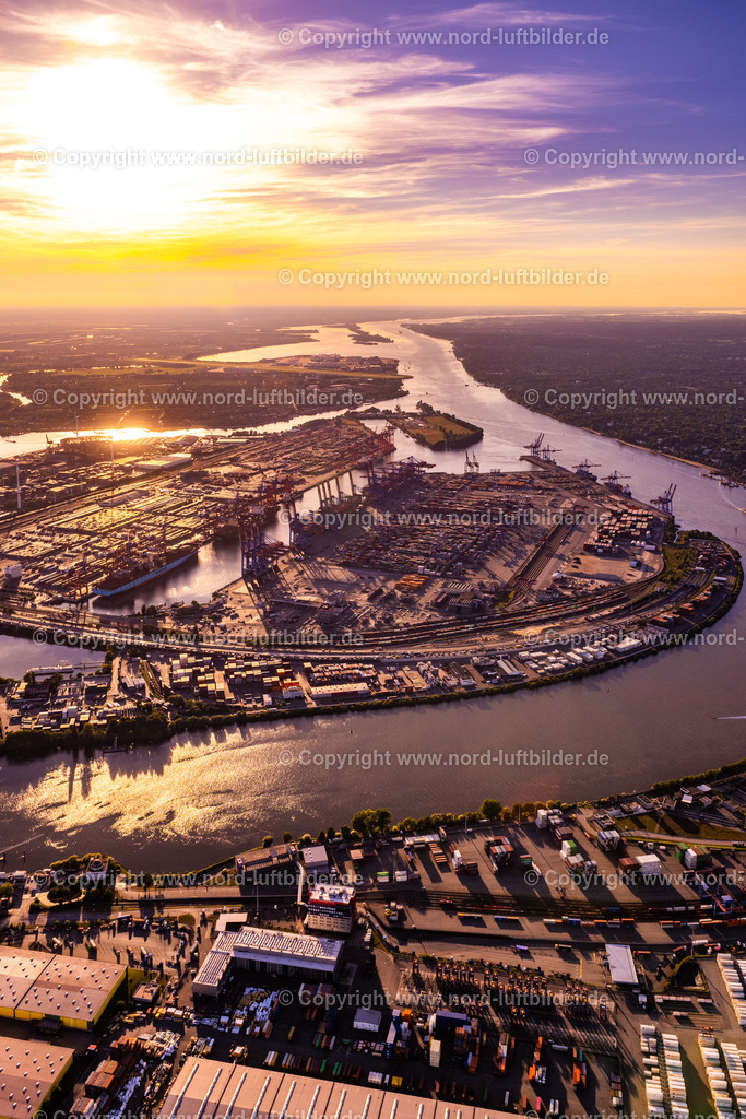 Hamburg_Burchardkai_Hhla_Sonnenuntergang_ELS_6037040923 | HAMBURG 04.09.2023 HHLA Logistics Container Terminal Burchardkai im Hamburger Hafen in Hamburg. Weiterführende Informationen bei: EUROGATE GmbH & Co. KGaA, KG,  HPA Hamburg Port Authority,  Hamburger Hafen und Logistik Aktiengesellschaft. // HHLA Logistics Container Terminal Burchardkai in the Port of Hamburg harbor in Hamburg in Germany. Further information at: EUROGATE GmbH & Co. KGaA, KG,  HPA Hamburg Port Authority,  Hamburger Hafen und Logistik Aktiengesellschaft. Foto: Martin Elsen