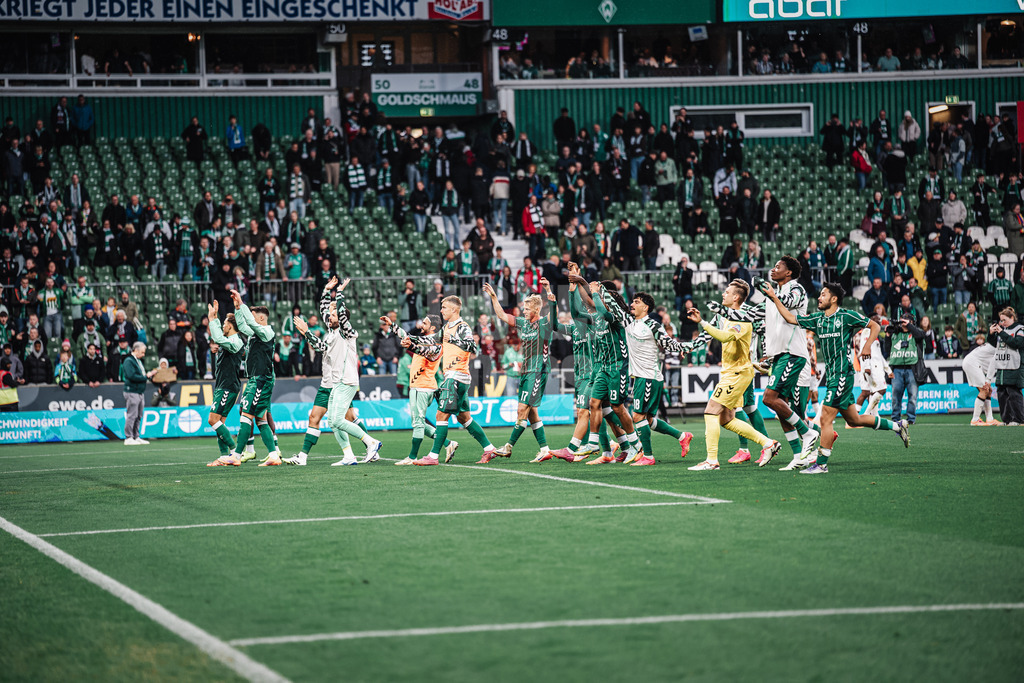 Fußball | Männer | Saison 2025/2026 | 1. Fußball-Bundesliga | 6. Spieltag | SV Werder Bremen vs. FC St. Pauli | 04.10.2025 | Das Team von Werder Bremen feiert mit den Fans den Sieg und macht eine Laola