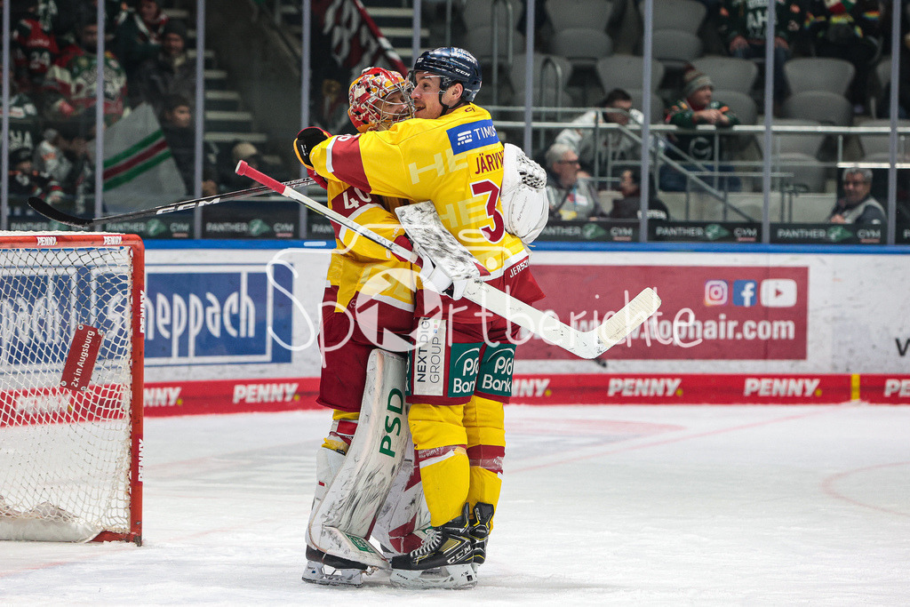 Augsburger Panther - Duesseldorfer EG | Henrik HAUKELAND (DEG #40) und Joonas JAERVINEN (DEG #36) freuen sich ueber den Sieg in Augsburg