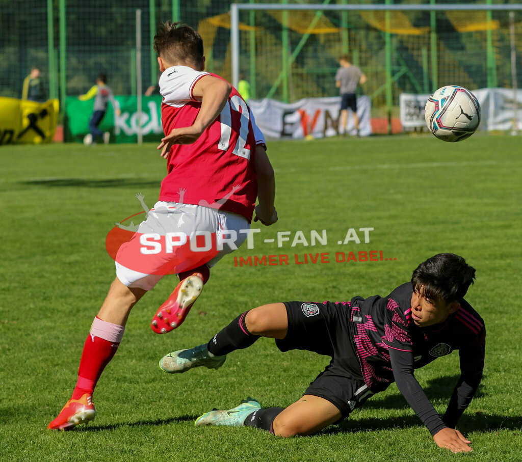 AUSTRIA U15 - MEXICO U15 | ILIA IVANSCHITZ (Austria #12) Juan Velarde (Mexico #17) ; AUSTRIA U15 - MEXICO U15 am 29.04.2022 in Arnoldstein
(Sportplatz), AUSTRIA, (Photo by Ernst Krawagner sport-fan.at) - Realisiert mit Pictrs.com