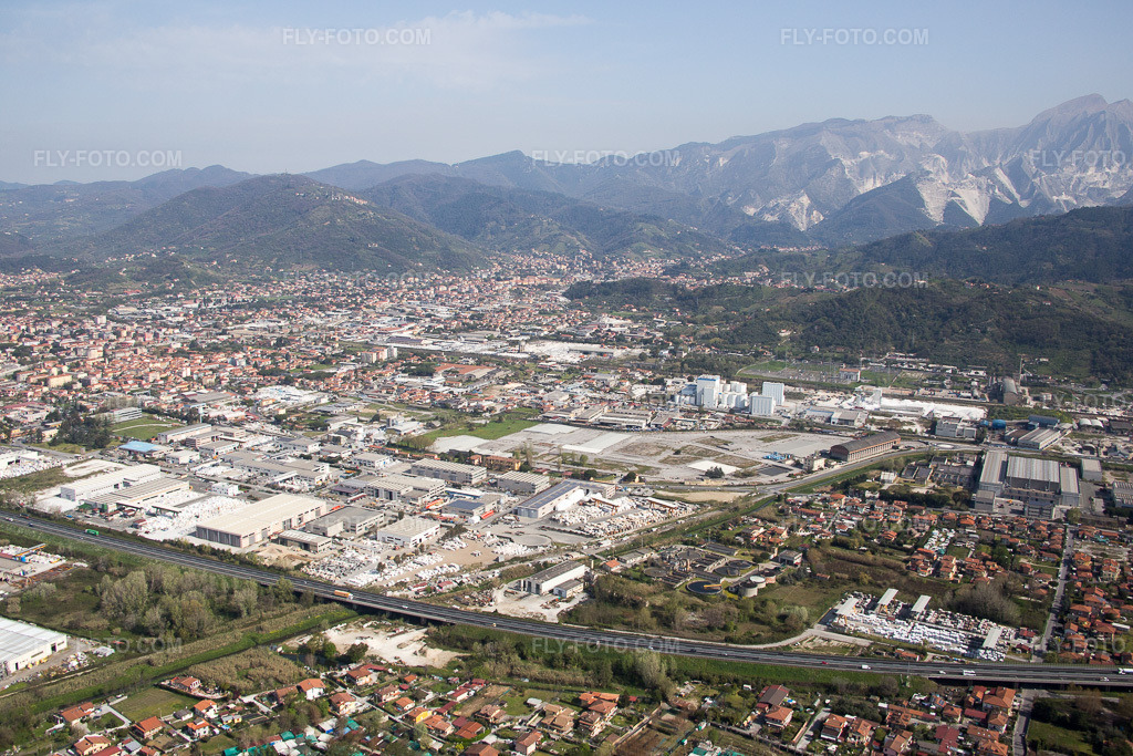 Aerial view: View of the town in Avenza in the state Tuscany, Italy. – Photo: IMG_087117.jpg taken on 04/04/2016 by Werner Riehm/FLY-FOTO.com – Resolution of the original: 5472 x 3648 px