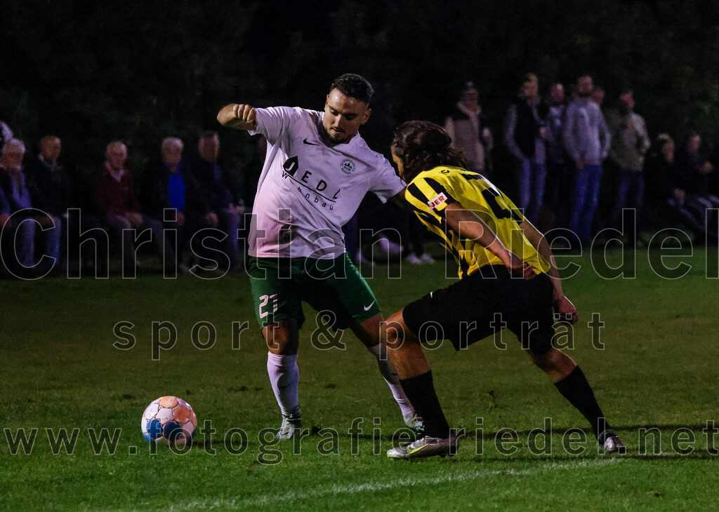 2023-09-15_008_FC_Moosinning_gegen_SV_Waldperlach | Moosinning, Deutschland, 15.09.2023:
Fußball, Bezirksliga Oberbayern Ost 2023 / 2024, 9. Spieltag, FC Moosinning gegen SV Waldperlach, Endergebnis: 0:1

Dzenis Toskic (SV Waldperlach, #21), Fehmi Bagci (FC Moosinning, #2)

Foto: Christian Riedel / fotografie-riedel.net
