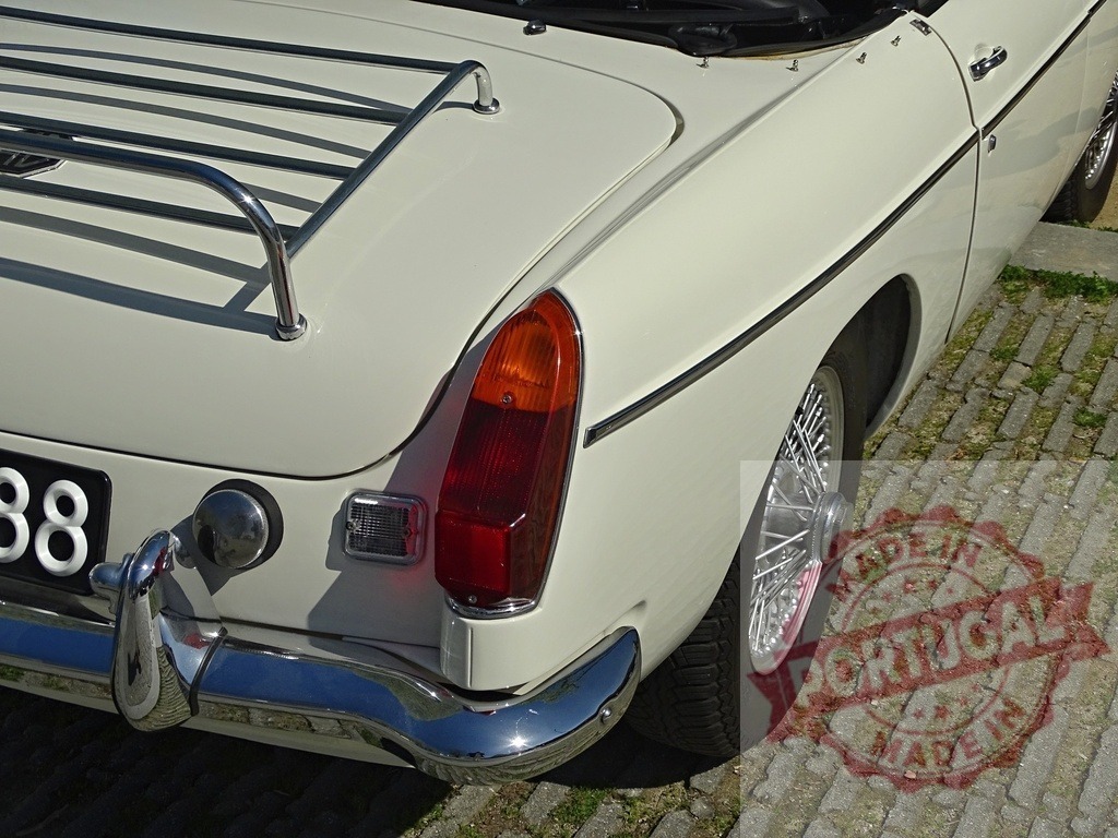 MG MGB classic car showing rear details | White vintage MG MGB convertible displaying chrome bumper and luggage rack - Realisiert mit Pictrs.com