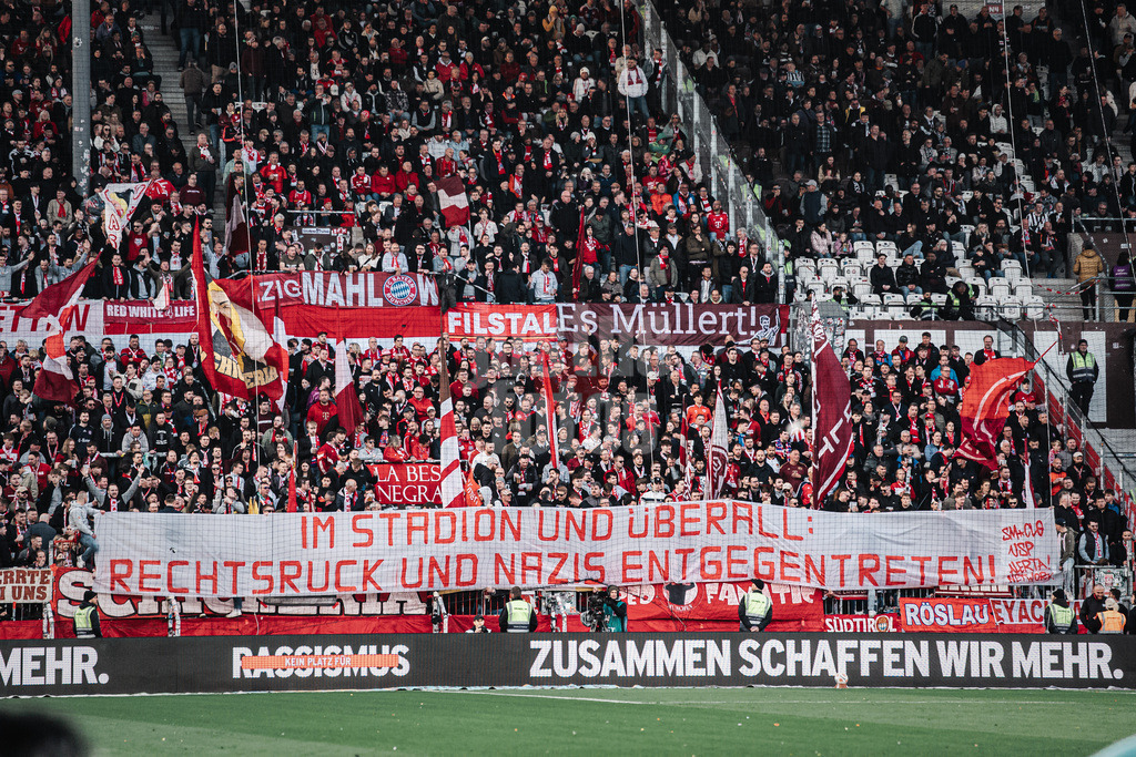 Fußball | Männer | Saison 2025/2026  | Fußball-Bundesliga | 29. Spieltag | FC St. Pauli vs. FC Bayern München | 11.04.2026 | Bayern Fans mit einem Transparent Banner Choreo Im Stadion und Überall: Rechtsruck und Nazis entgegentreten!